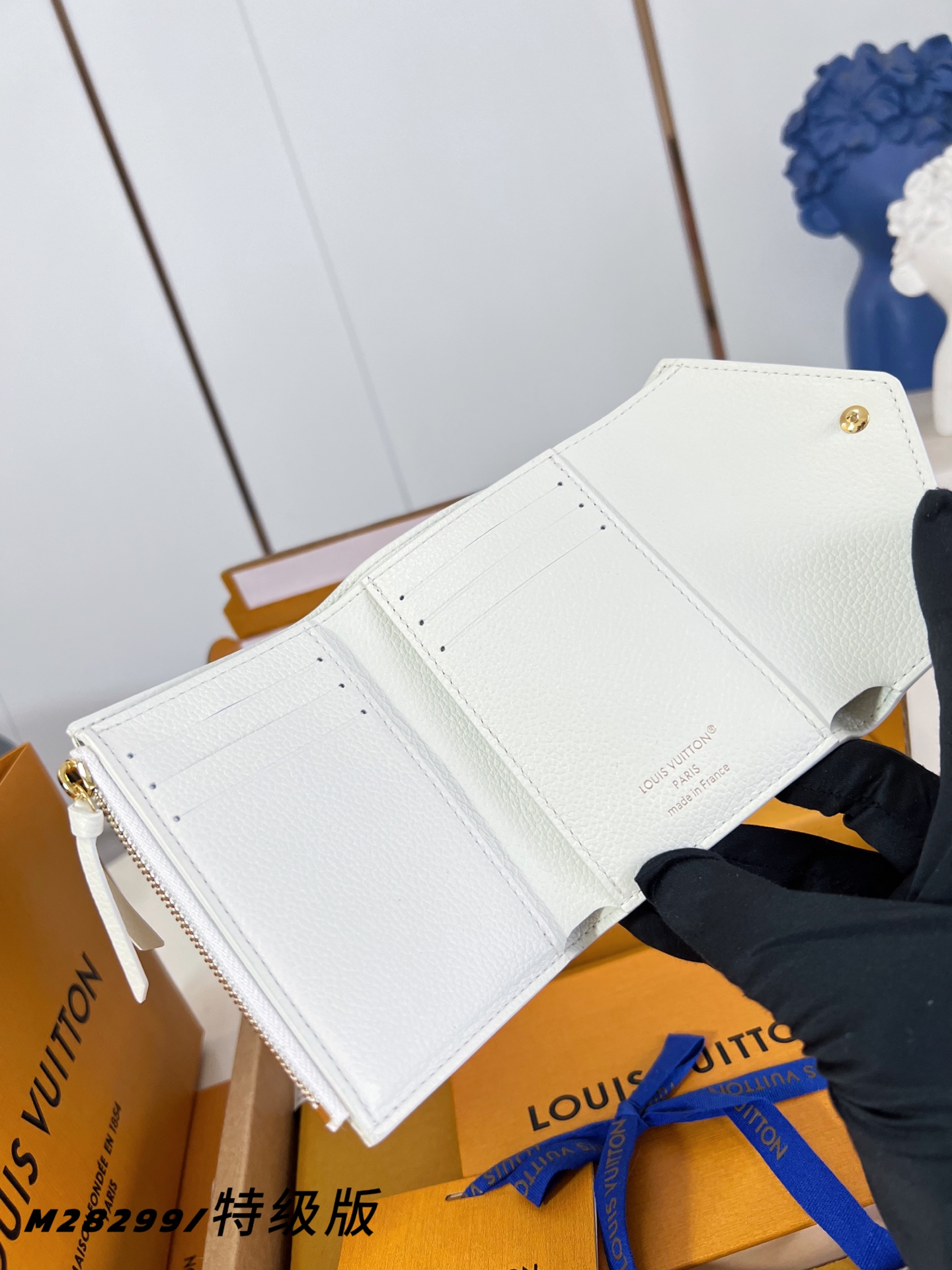 【 M28299/特级全钢版 】這款Sweet Escape系列的Victorine銀包以Milky白色