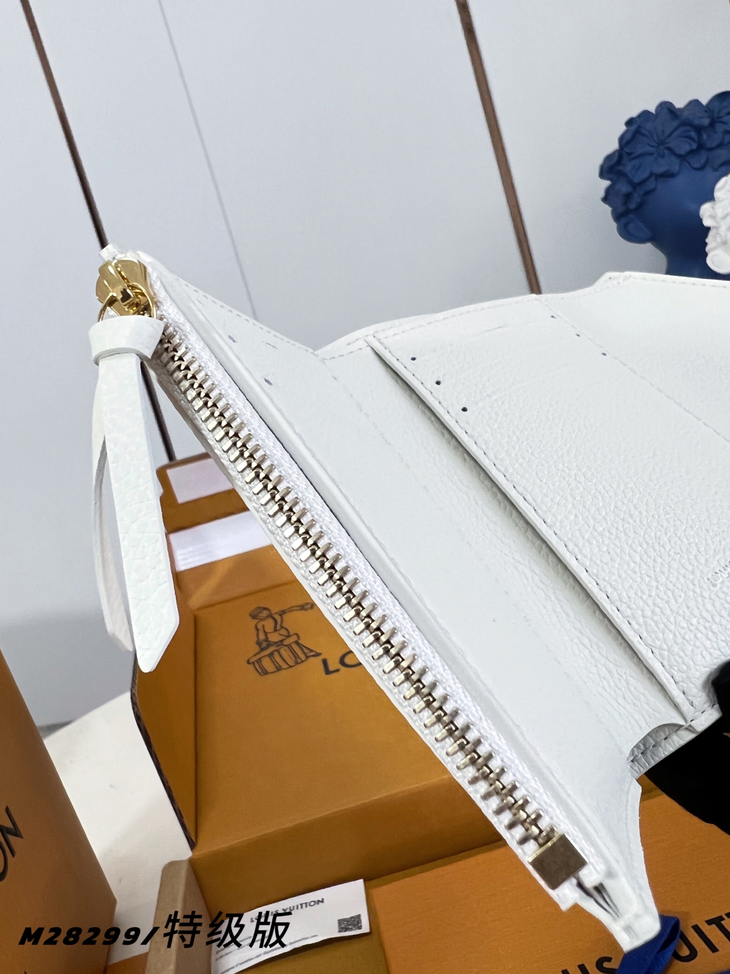 【 M28299/特级全钢版 】這款Sweet Escape系列的Victorine銀包以Milky白色