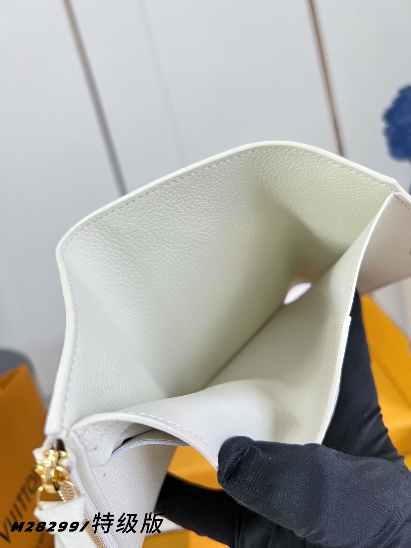 【 M28299/特级全钢版 】這款Sweet Escape系列的Victorine銀包以Milky白色