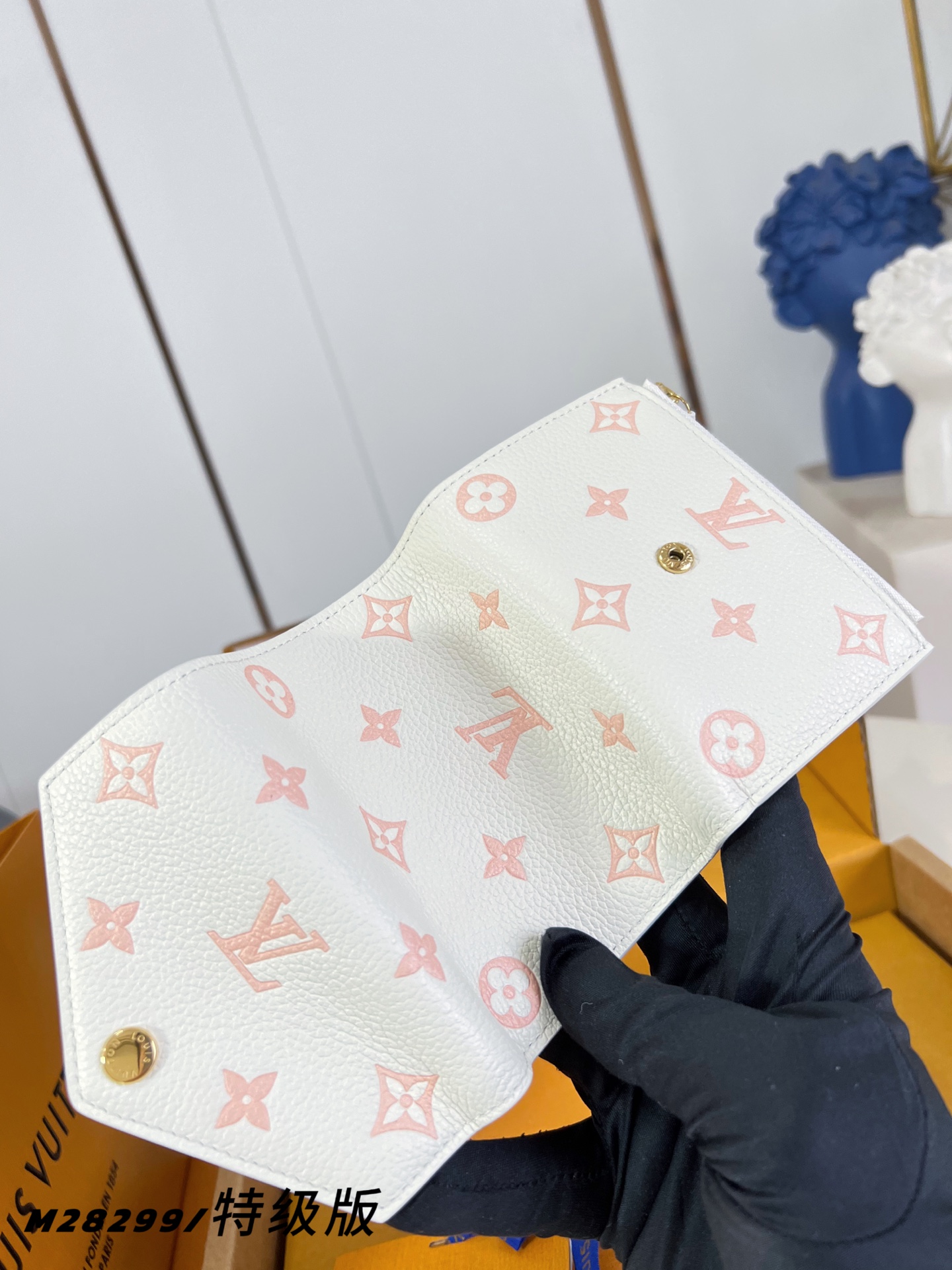 【 M28299/特级全钢版 】這款Sweet Escape系列的Victorine銀包以Milky白色