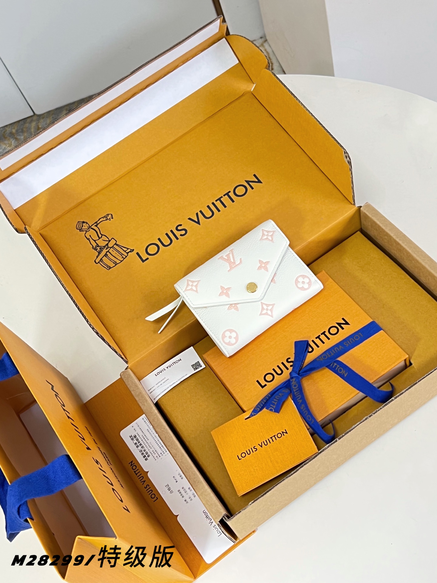 【 M28299/特级全钢版 】這款Sweet Escape系列的Victorine銀包以Milky白色