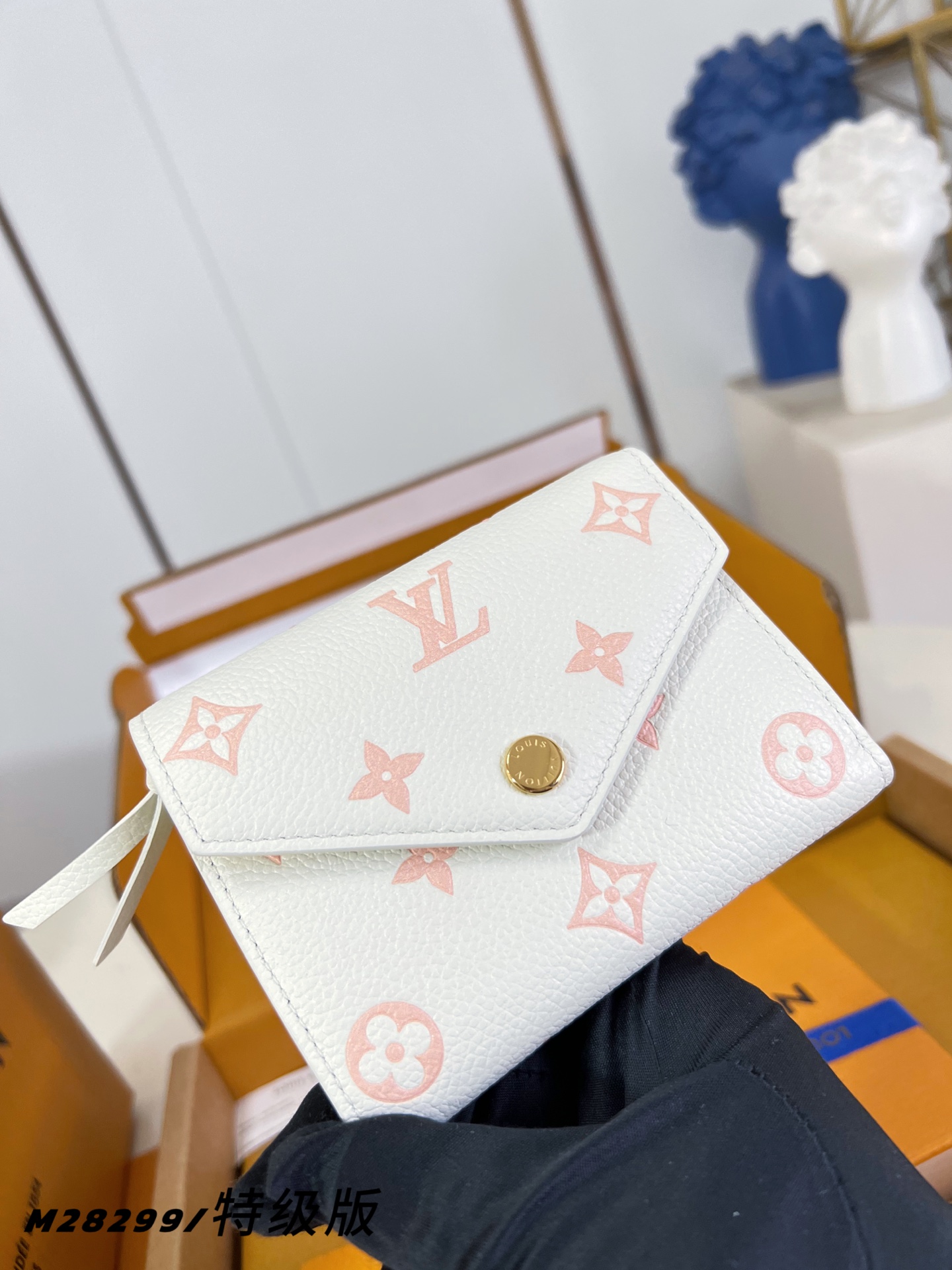 【 M28299/特级全钢版 】這款Sweet Escape系列的Victorine銀包以Milky白色