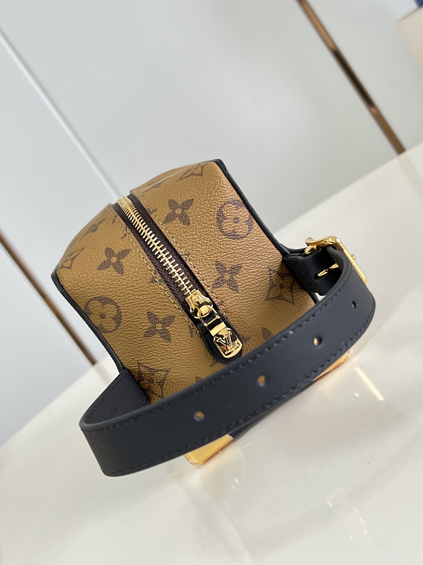 Косметичка-органайзер с принтом Monogram, модель Locker Dopp Kit Louis Vuitton