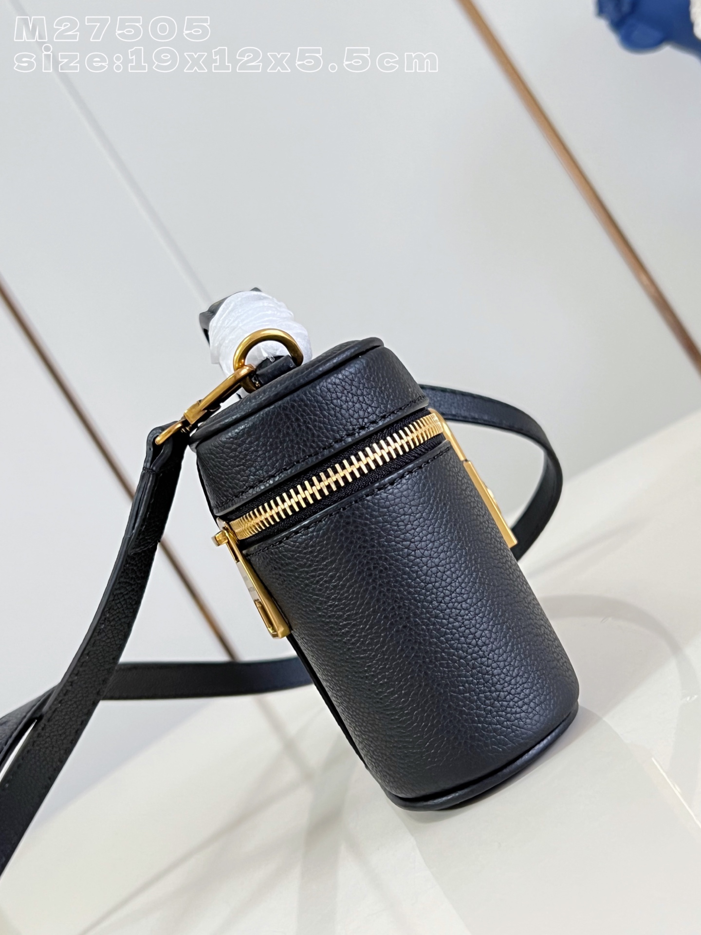 Черная кожаная сумка с золотым замком и ручкой Louis Vuitton