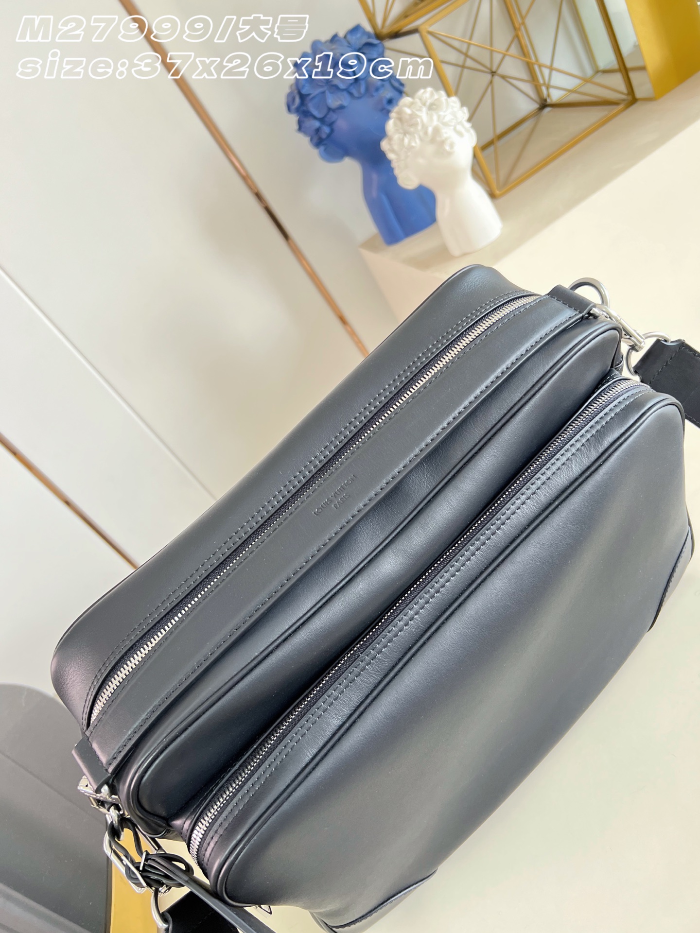 【顶级原单 M27999黑/大号 】本款 Nil XL 手袋取材舒软的鞣制皮革，以宽大挺括的构型释放瞩目气场。LV Bl