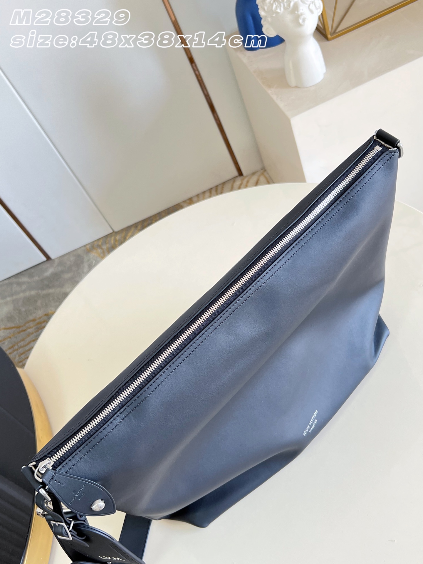 【顶级原单 M28392 】本款 Vagabond Hobo 手袋拥有鞣制皮革的柔软质感，系上可调节织物肩带即可实现舒适