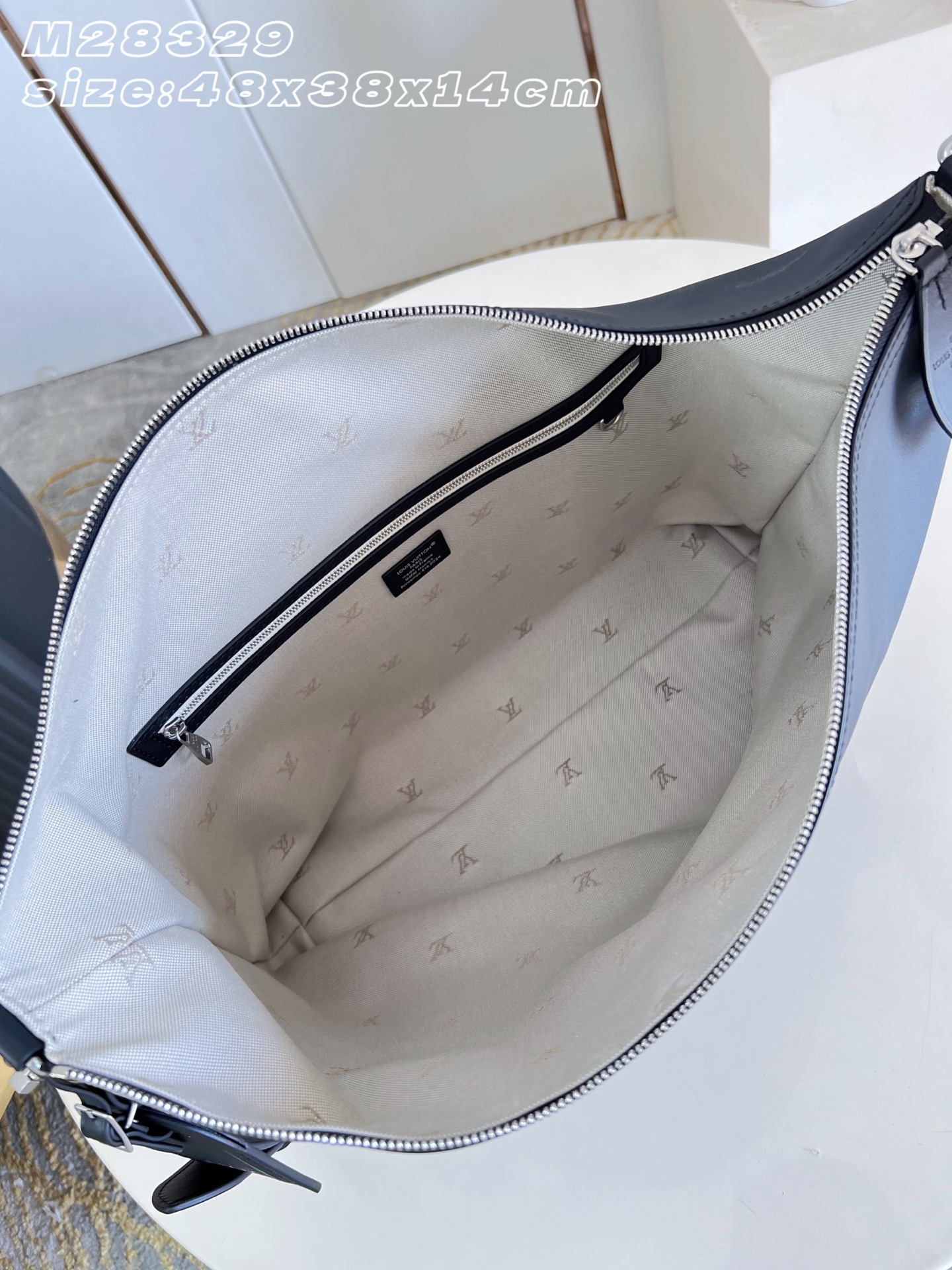 【顶级原单 M28392 】本款 Vagabond Hobo 手袋拥有鞣制皮革的柔软质感，系上可调节织物肩带即可实现舒适
