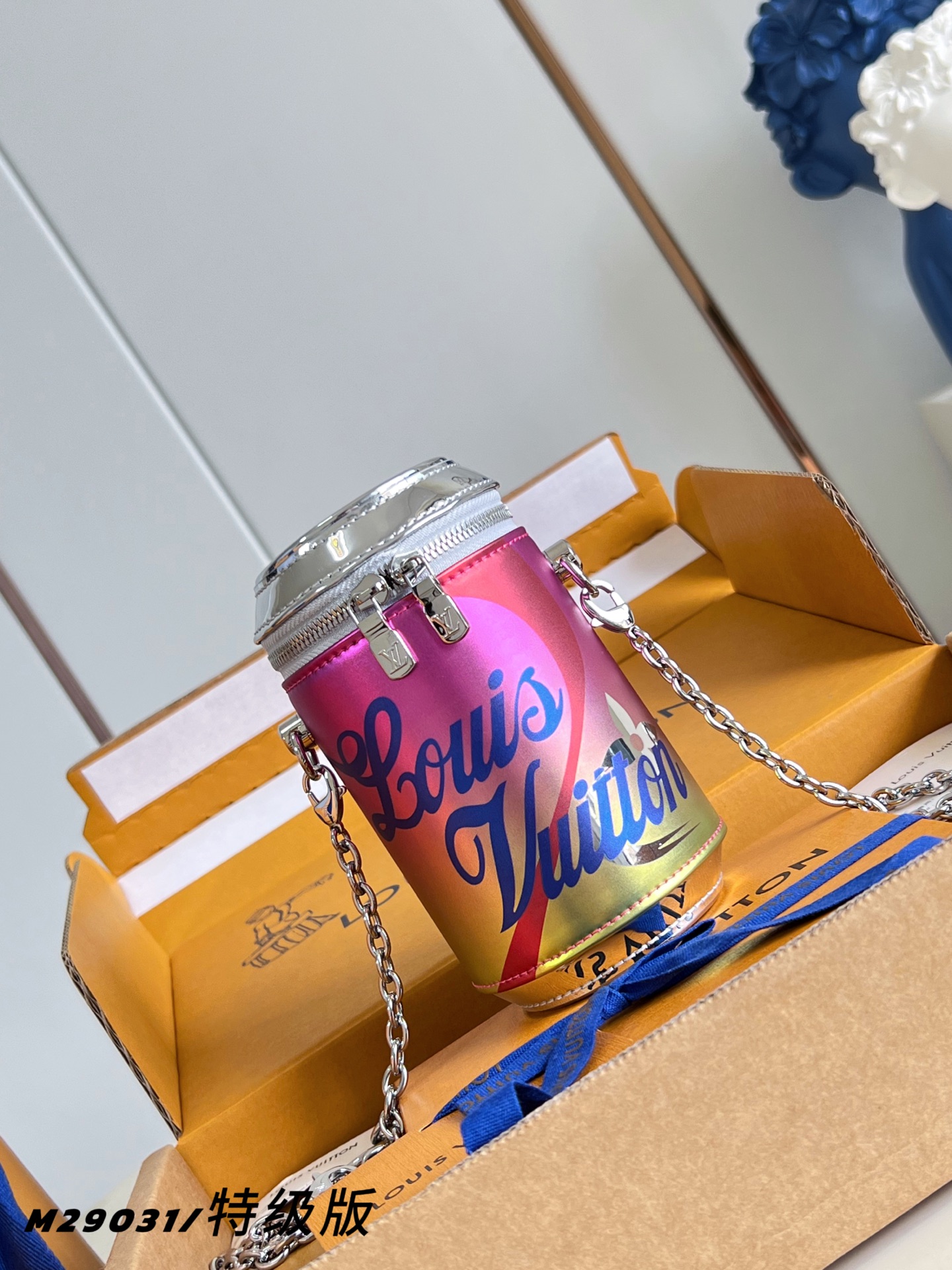 NO:879745,M29031/Special grade all-steel version This The It Can handbag is made of Monogram Miroir zj canvas, with an eye-catching print that sets off the barcode pattern and metallic elements. It replicates the classic can opening design and is equipped with a detachable chain. The right size can accommodate a card holder and lipstick, and it playfully highlights the dynamic vitality of California's coastal city.  This exquisite series comes with exclusive packaging, imbued with the charming style of the Côte d'Azur. It comes with limited charms and the brand's iconic beach hut handbag, allowing you to enjoy the leisurely fun of midsummer. 13 x 14.5 x 8.5 cm (length x height x width) 7018085,19860909M29031/特级全钢版 本款 The It Can 手袋取材 Monogram Miroir zj帆布,以瞩目印花映衬条形码图案和金属质感元素,复刻经典易拉罐开口设计,搭配可拆卸链条.恰宜尺寸可容纳卡夹和唇膏,玩趣彰显加州海滨都市的动感活力. 本系列臻作搭配专属包装,浸染蔚蓝海岸的迷人风情,随附限定挂饰与品牌标志性海滩小屋手袋,尽揽盛夏悠然意趣 13 x 14.5 x 8.5 厘米(长度 x 高 x 宽) 7018085,,Bag