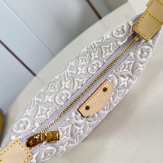 【顶级原单 M29879 】本款 Pochette Hills 手袋聚焦品牌精湛工艺,展现 Monogram Emblè 【顶级原单 M29879 】本款 Pochette Hills 手袋聚焦品牌精湛工艺,展现 Monogram Emblè