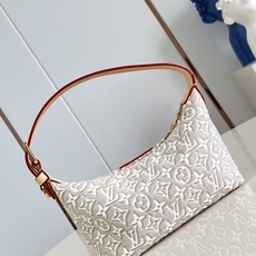 【顶级原单 M29879 】本款 Pochette Hills 手袋聚焦品牌精湛工艺,展现 Monogram Emblè 【顶级原单 M29879 】本款 Pochette Hills 手袋聚焦品牌精湛工艺,展现 Monogram Emblè