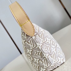 【顶级原单 M29879 】本款 Pochette Hills 手袋聚焦品牌精湛工艺,展现 Monogram Emblè 【顶级原单 M29879 】本款 Pochette Hills 手袋聚焦品牌精湛工艺,展现 Monogram Emblè