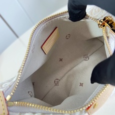 【顶级原单 M29879 】本款 Pochette Hills 手袋聚焦品牌精湛工艺,展现 Monogram Emblè 【顶级原单 M29879 】本款 Pochette Hills 手袋聚焦品牌精湛工艺,展现 Monogram Emblè