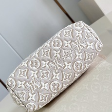 【顶级原单 M29879 】本款 Pochette Hills 手袋聚焦品牌精湛工艺,展现 Monogram Emblè 【顶级原单 M29879 】本款 Pochette Hills 手袋聚焦品牌精湛工艺,展现 Monogram Emblè