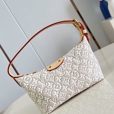 【顶级原单 M29879 】本款 Pochette Hills 手袋聚焦品牌精湛工艺,展现 Monogram Emblè 【顶级原单 M29879 】本款 Pochette Hills 手袋聚焦品牌精湛工艺,展现 Monogram Emblè