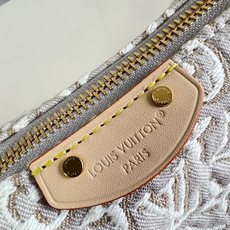 【顶级原单 M29879 】本款 Pochette Hills 手袋聚焦品牌精湛工艺,展现 Monogram Emblè 【顶级原单 M29879 】本款 Pochette Hills 手袋聚焦品牌精湛工艺,展现 Monogram Emblè