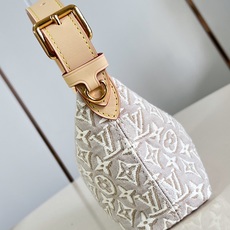 【顶级原单 M29879 】本款 Pochette Hills 手袋聚焦品牌精湛工艺,展现 Monogram Emblè 【顶级原单 M29879 】本款 Pochette Hills 手袋聚焦品牌精湛工艺,展现 Monogram Emblè