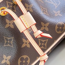 【顶级原单 M29537 】Nano Frivole 手袋向经典 Noé 手袋采撷灵感,以别具巧思的横向构型呈现,于昼夜 【顶级原单 M29537 】Nano Frivole 手袋向经典 Noé 手袋采撷灵感,以别具巧思的横向构型呈现,于昼夜