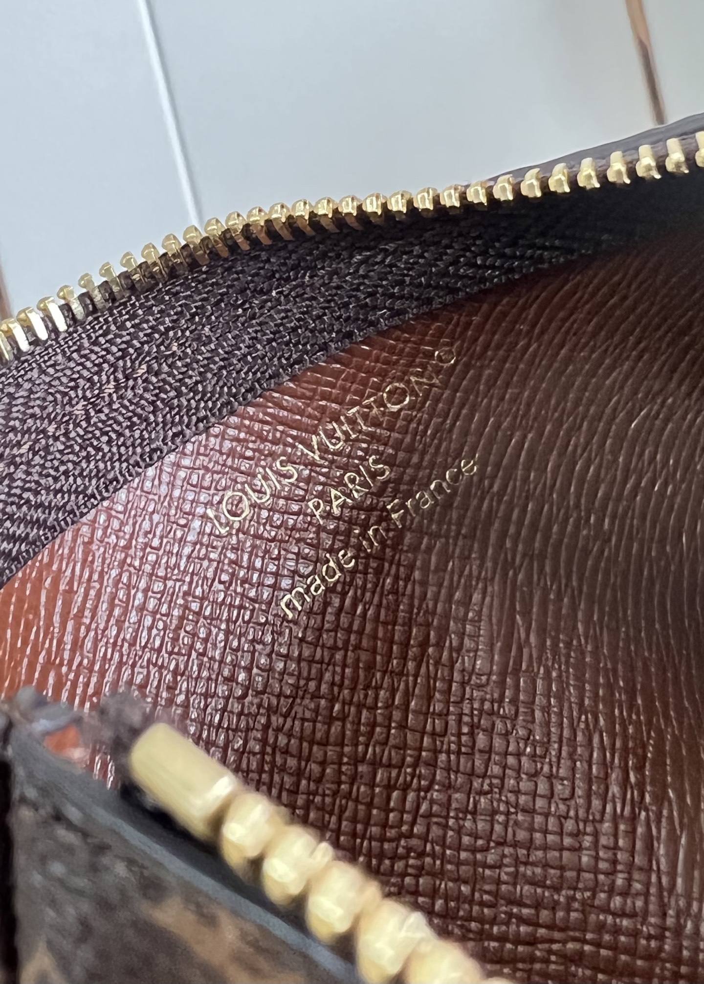 【顶级原单 M26898 】本款手机挂饰以 Monogram 帆布塑造拉链袋，与同款织物饰带互为映衬。经典 LV Cir