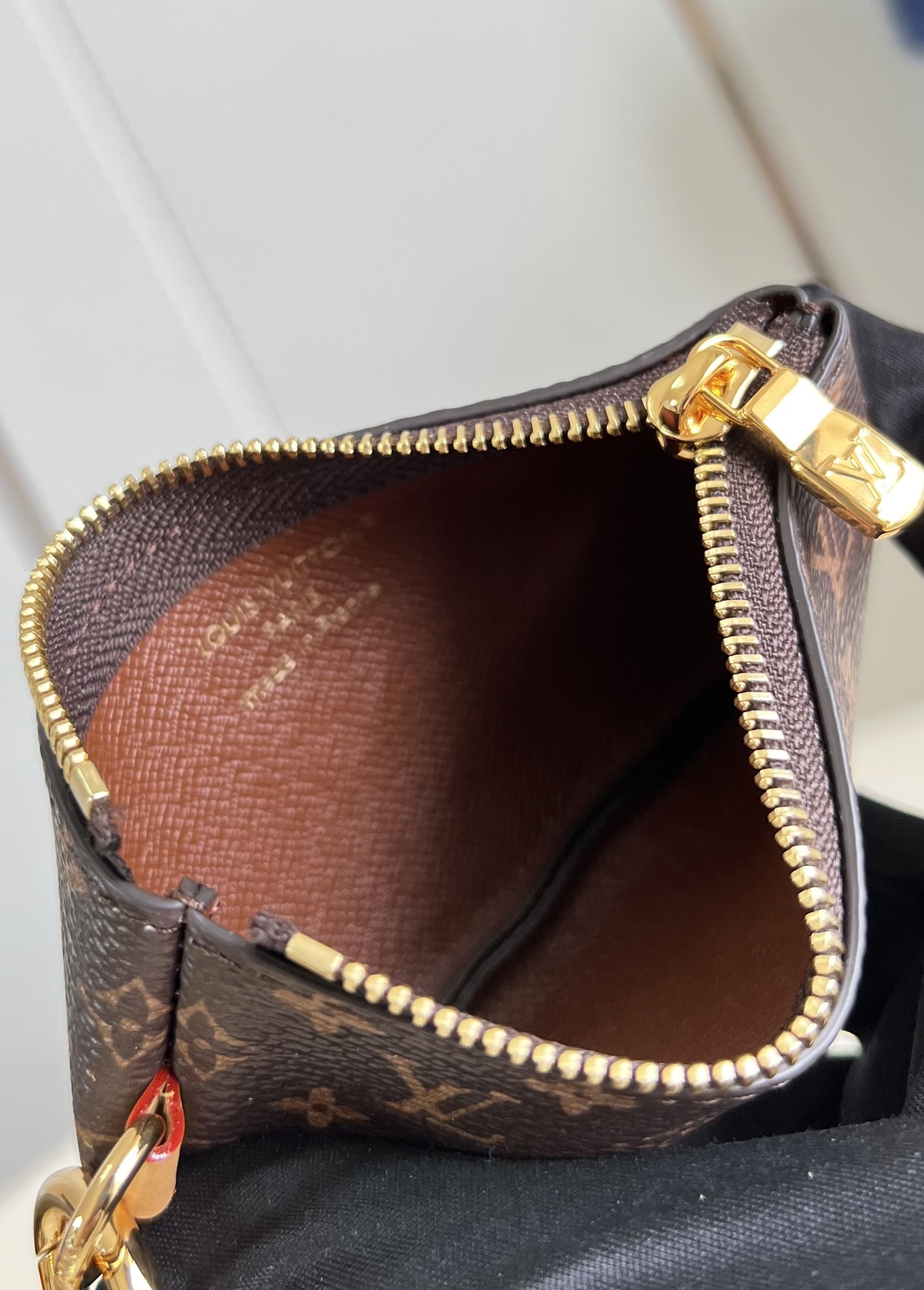 【顶级原单 M26898 】本款手机挂饰以 Monogram 帆布塑造拉链袋，与同款织物饰带互为映衬。经典 LV Cir
