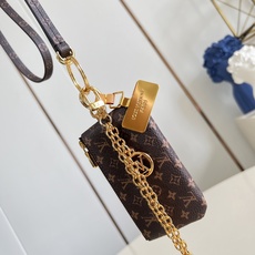 【顶级原单 M26898 】本款手机挂饰以 Monogram 帆布塑造拉链袋,与同款织物饰带互为映衬。经典 LV Cir 【顶级原单 M26898 】本款手机挂饰以 Monogram 帆布塑造拉链袋,与同款织物饰带互为映衬。经典 LV Cir