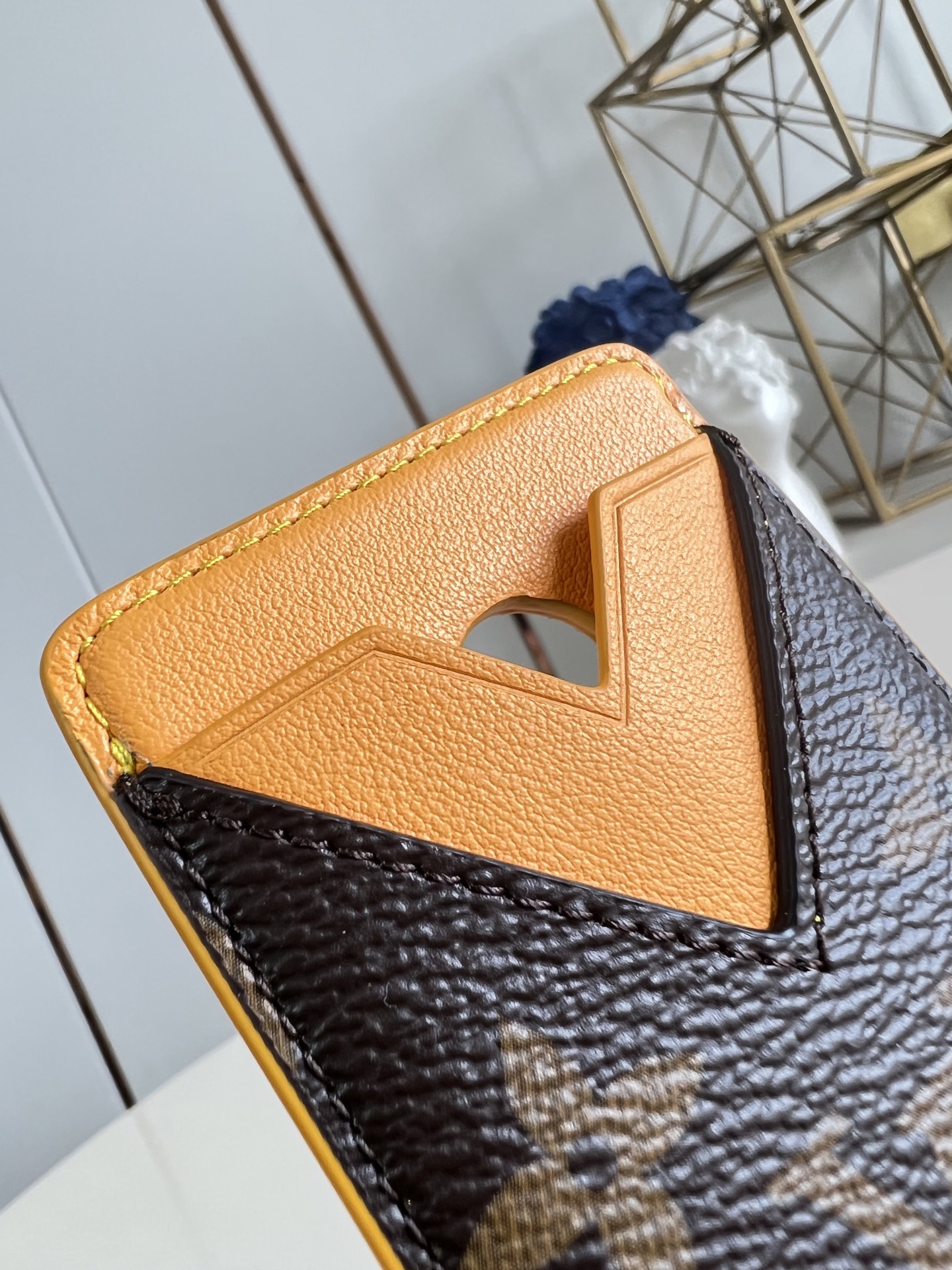 【顶级原单 M12853黄 】本款 Magnet 卡夹取材 Monogram Macassar 帆布，以明丽皮革内衬和饰