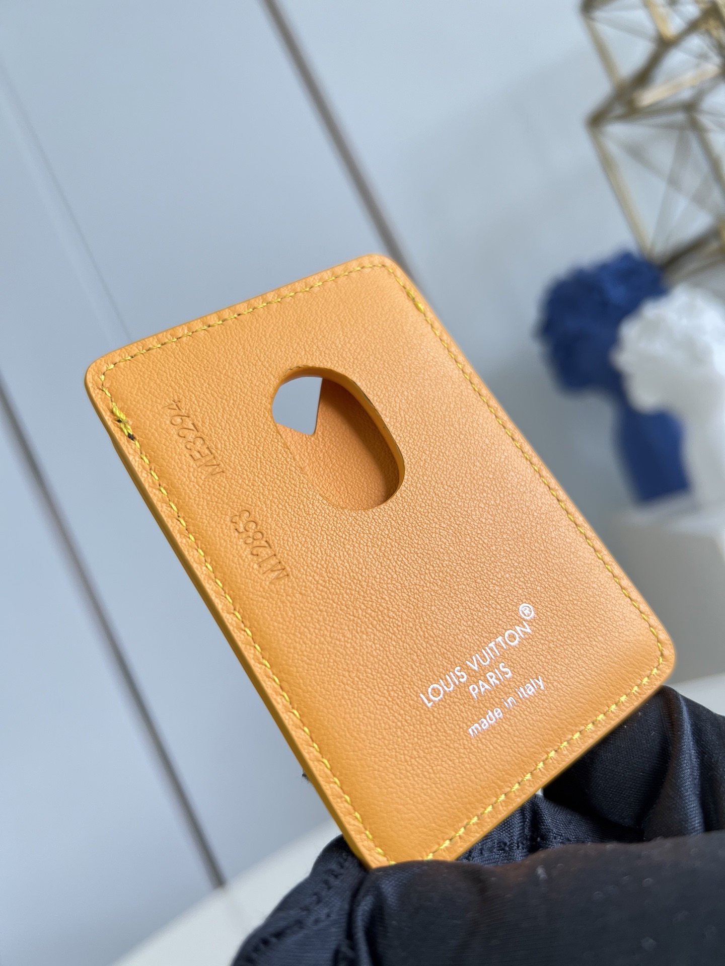 【顶级原单 M12853黄 】本款 Magnet 卡夹取材 Monogram Macassar 帆布，以明丽皮革内衬和饰