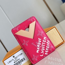 【顶级原单 M26944 】本款 Magnet 卡夹为 Monogram Heritage 涂层帆布搭配牛皮革内衬,并以 【顶级原单 M26944 】本款 Magnet 卡夹为 Monogram Heritage 涂层帆布搭配牛皮革内衬,并以
