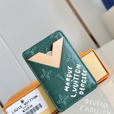 【顶级原单 M26949 】本款 Magnet 卡夹为 Monogram Heritage 涂层帆布搭配牛皮革内衬,并以 【顶级原单 M26949 】本款 Magnet 卡夹为 Monogram Heritage 涂层帆布搭配牛皮革内衬,并以