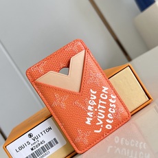 【顶级原单M26945 】本款 Magnet 卡夹为 Monogram Heritage 涂层帆布搭配牛皮革内衬,并以撞 【顶级原单M26945 】本款 Magnet 卡夹为 Monogram Heritage 涂层帆布搭配牛皮革内衬,并以撞