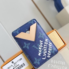 【顶级原单M26946 】本款 Magnet 卡夹为 Monogram Heritage 涂层帆布搭配牛皮革内衬,并以撞 【顶级原单M26946 】本款 Magnet 卡夹为 Monogram Heritage 涂层帆布搭配牛皮革内衬,并以撞