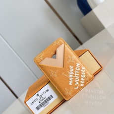 【顶级原单M26947 】本款 Magnet 卡夹为 Monogram Heritage 涂层帆布搭配牛皮革内衬,并以撞 【顶级原单M26947 】本款 Magnet 卡夹为 Monogram Heritage 涂层帆布搭配牛皮革内衬,并以撞