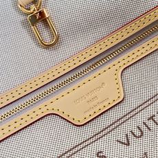 【顶级原单 M2A381 】本款 Neverfull 中号托特手袋焕现经典色彩,致意路易威登传统硬箱所用木材。提花帆布呈 【顶级原单 M2A381 】本款 Neverfull 中号托特手袋焕现经典色彩,致意路易威登传统硬箱所用木材。提花帆布呈
