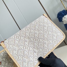 【顶级原单 M2A381 】本款 Neverfull 中号托特手袋焕现经典色彩,致意路易威登传统硬箱所用木材。提花帆布呈 【顶级原单 M2A381 】本款 Neverfull 中号托特手袋焕现经典色彩,致意路易威登传统硬箱所用木材。提花帆布呈