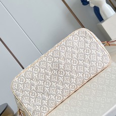 【顶级原单 M2A381 】本款 Neverfull 中号托特手袋焕现经典色彩,致意路易威登传统硬箱所用木材。提花帆布呈 【顶级原单 M2A381 】本款 Neverfull 中号托特手袋焕现经典色彩,致意路易威登传统硬箱所用木材。提花帆布呈