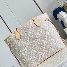 【顶级原单 M2A381 】本款 Neverfull 中号托特手袋焕现经典色彩,致意路易威登传统硬箱所用木材。提花帆布呈 【顶级原单 M2A381 】本款 Neverfull 中号托特手袋焕现经典色彩,致意路易威登传统硬箱所用木材。提花帆布呈
