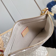 【顶级原单 M2A381 】本款 Neverfull 中号托特手袋焕现经典色彩,致意路易威登传统硬箱所用木材。提花帆布呈 【顶级原单 M2A381 】本款 Neverfull 中号托特手袋焕现经典色彩,致意路易威登传统硬箱所用木材。提花帆布呈