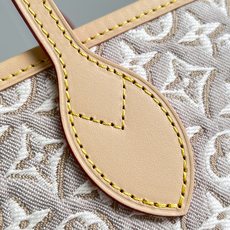【顶级原单 M2A381 】本款 Neverfull 中号托特手袋焕现经典色彩,致意路易威登传统硬箱所用木材。提花帆布呈 【顶级原单 M2A381 】本款 Neverfull 中号托特手袋焕现经典色彩,致意路易威登传统硬箱所用木材。提花帆布呈