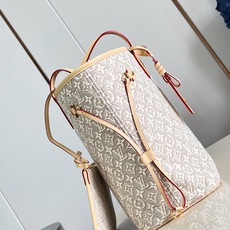 【顶级原单 M2A381 】本款 Neverfull 中号托特手袋焕现经典色彩,致意路易威登传统硬箱所用木材。提花帆布呈 【顶级原单 M2A381 】本款 Neverfull 中号托特手袋焕现经典色彩,致意路易威登传统硬箱所用木材。提花帆布呈