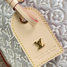 【顶级原单 M2A381 】本款 Neverfull 中号托特手袋焕现经典色彩,致意路易威登传统硬箱所用木材。提花帆布呈 【顶级原单 M2A381 】本款 Neverfull 中号托特手袋焕现经典色彩,致意路易威登传统硬箱所用木材。提花帆布呈