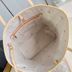 【顶级原单 M2A381 】本款 Neverfull 中号托特手袋焕现经典色彩,致意路易威登传统硬箱所用木材。提花帆布呈 【顶级原单 M2A381 】本款 Neverfull 中号托特手袋焕现经典色彩,致意路易威登传统硬箱所用木材。提花帆布呈
