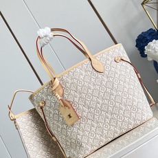 【顶级原单 M2A381 】本款 Neverfull 中号托特手袋焕现经典色彩,致意路易威登传统硬箱所用木材。提花帆布呈 【顶级原单 M2A381 】本款 Neverfull 中号托特手袋焕现经典色彩,致意路易威登传统硬箱所用木材。提花帆布呈