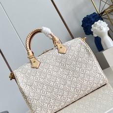 【顶级原单 M28479 】本款 Speedy Soft 30 手袋焕新演绎经典 Monogram 图案,以提花帆布塑造 【顶级原单 M28479 】本款 Speedy Soft 30 手袋焕新演绎经典 Monogram 图案,以提花帆布塑造