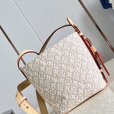 【顶级原单 M2A377】All In BB 手袋焕现经典色彩,致意路易威登传统硬箱所用木材。提花帆布呈现刺绣般细腻质感 【顶级原单 M2A377】All In BB 手袋焕现经典色彩,致意路易威登传统硬箱所用木材。提花帆布呈现刺绣般细腻质感