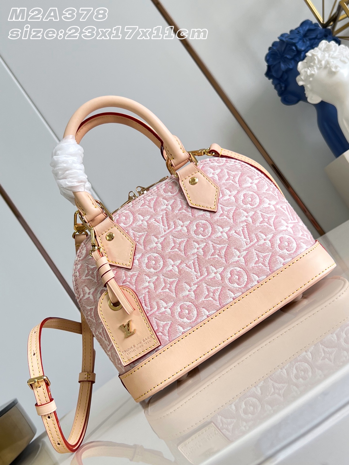 【顶级原单 M2A378 】Alma BB 手袋邂逅刺绣灵感,为精致提花帆布铺陈 Monogram Emblème 标识 【顶级原单 M2A378 】Alma BB 手袋邂逅刺绣灵感,为精致提花帆布铺陈 Monogram Emblème 标识