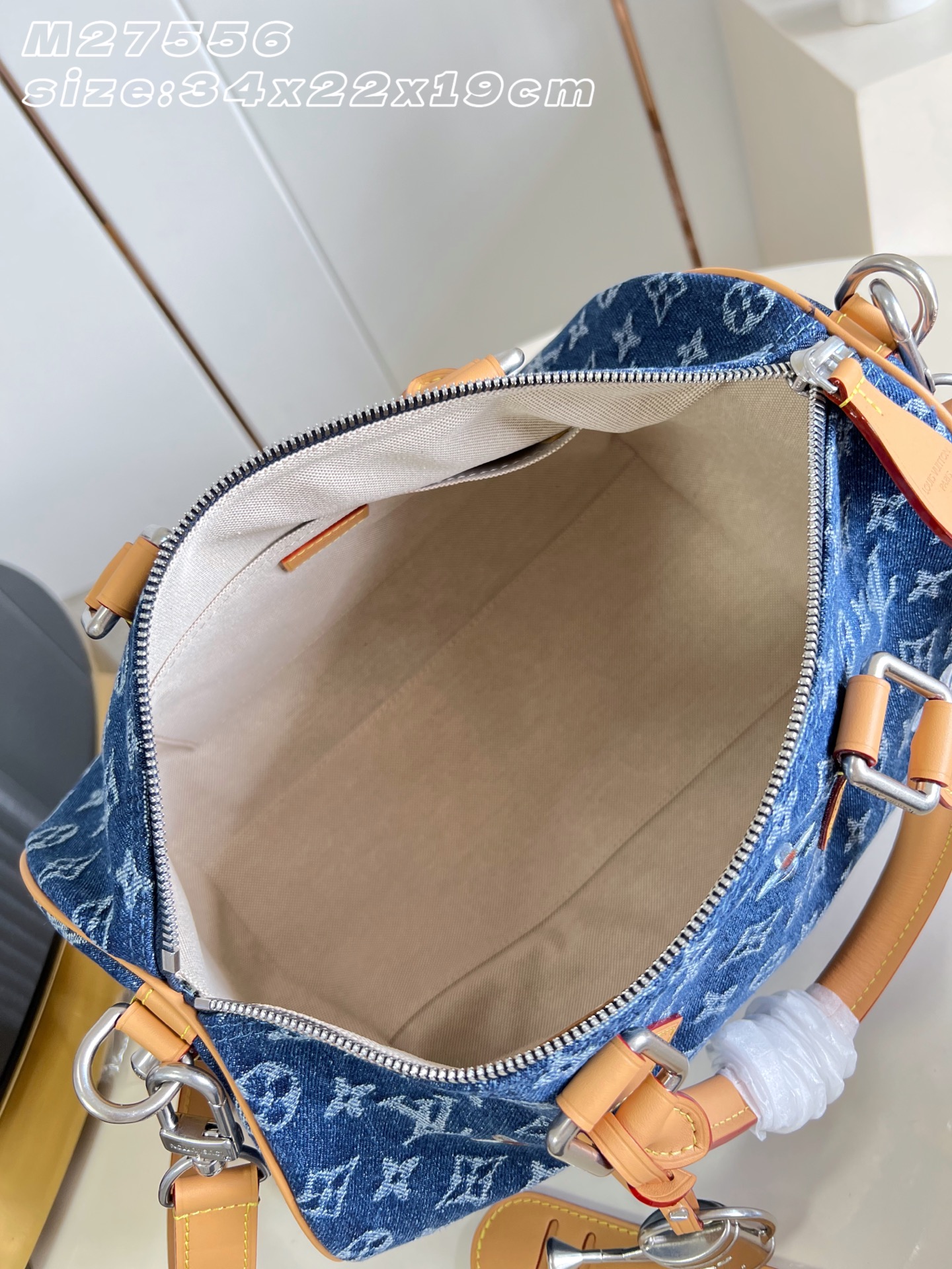 【顶级原单 M27556 】本款 Speedy 30 Bandoulière 手袋采用 Monogram 花卉丹宁布，为