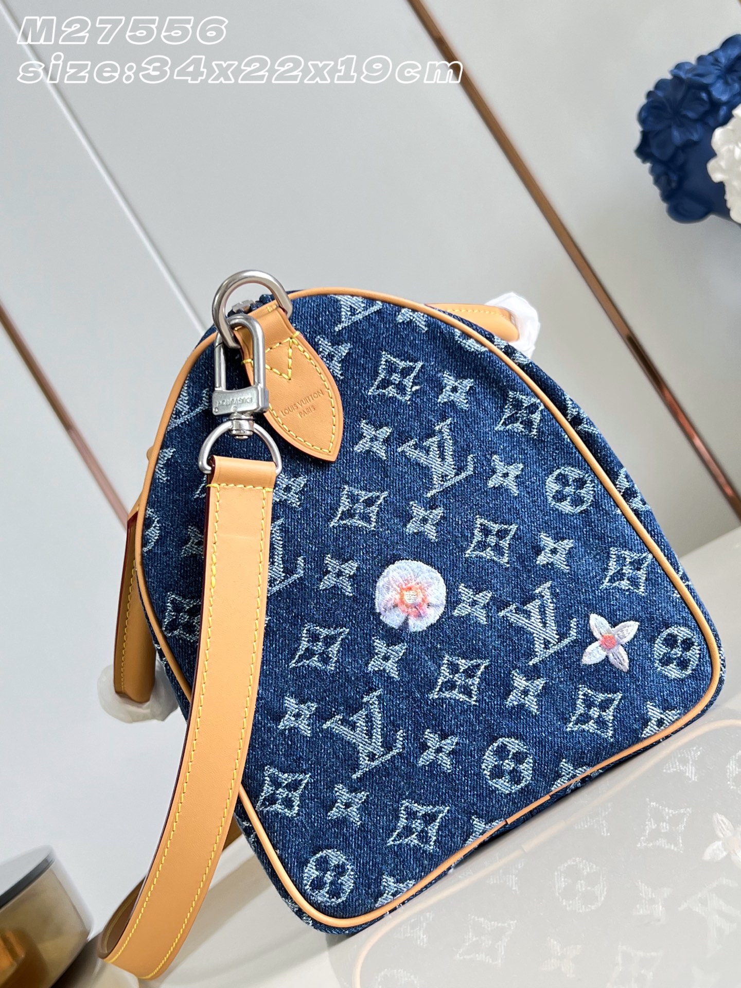 【顶级原单 M27556 】本款 Speedy 30 Bandoulière 手袋采用 Monogram 花卉丹宁布，为