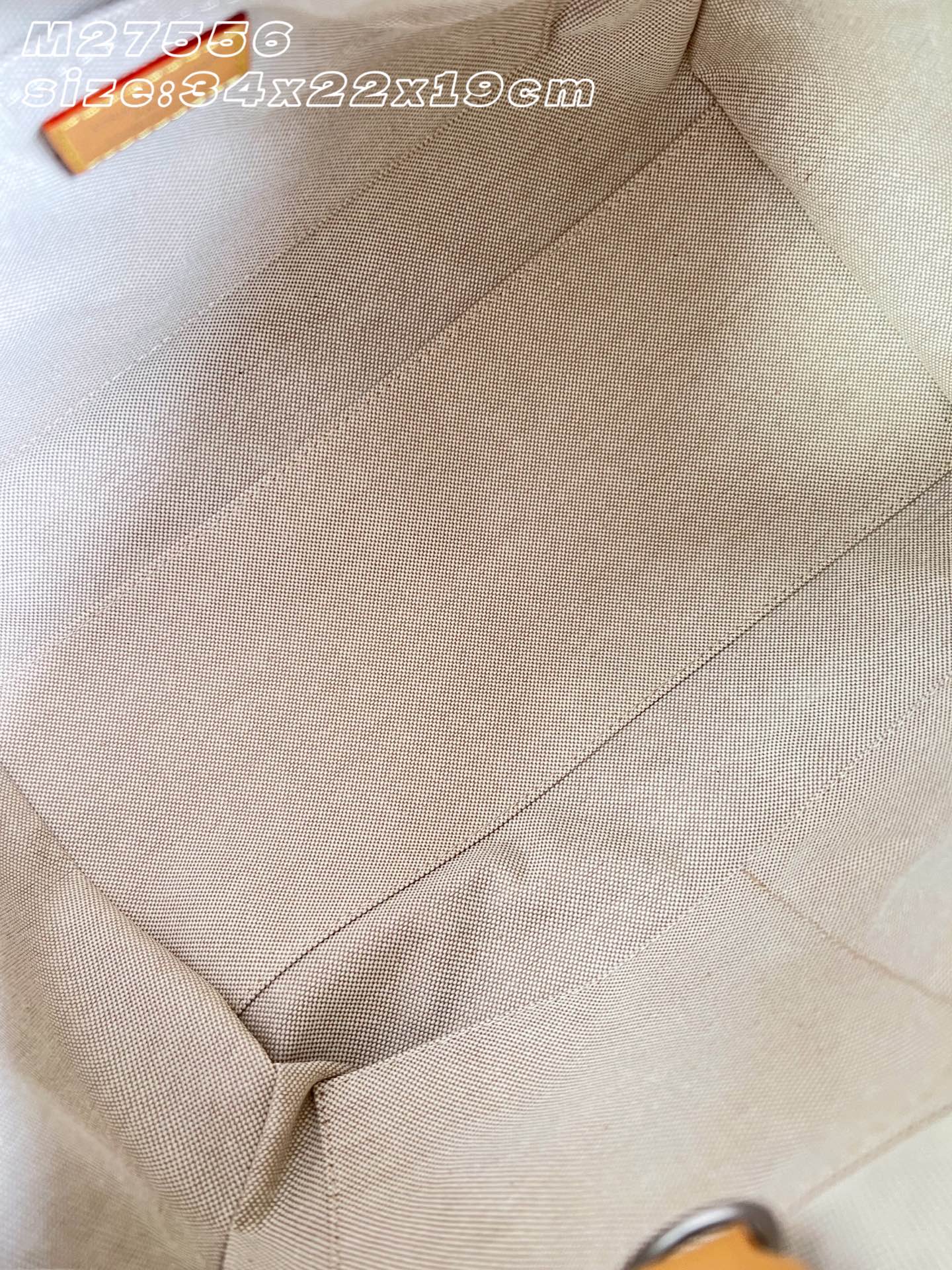 【顶级原单 M27556 】本款 Speedy 30 Bandoulière 手袋采用 Monogram 花卉丹宁布，为