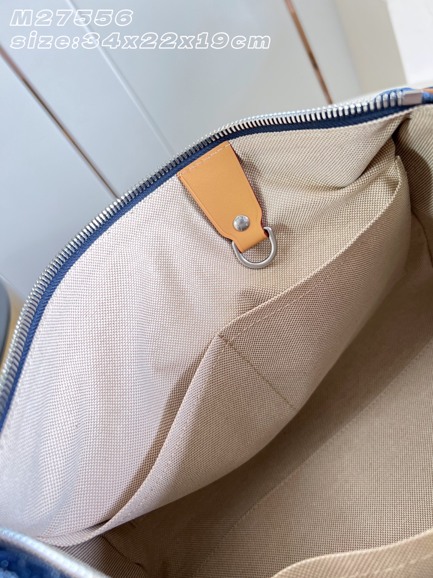 【顶级原单 M27556 】本款 Speedy 30 Bandoulière 手袋采用 Monogram 花卉丹宁布，为