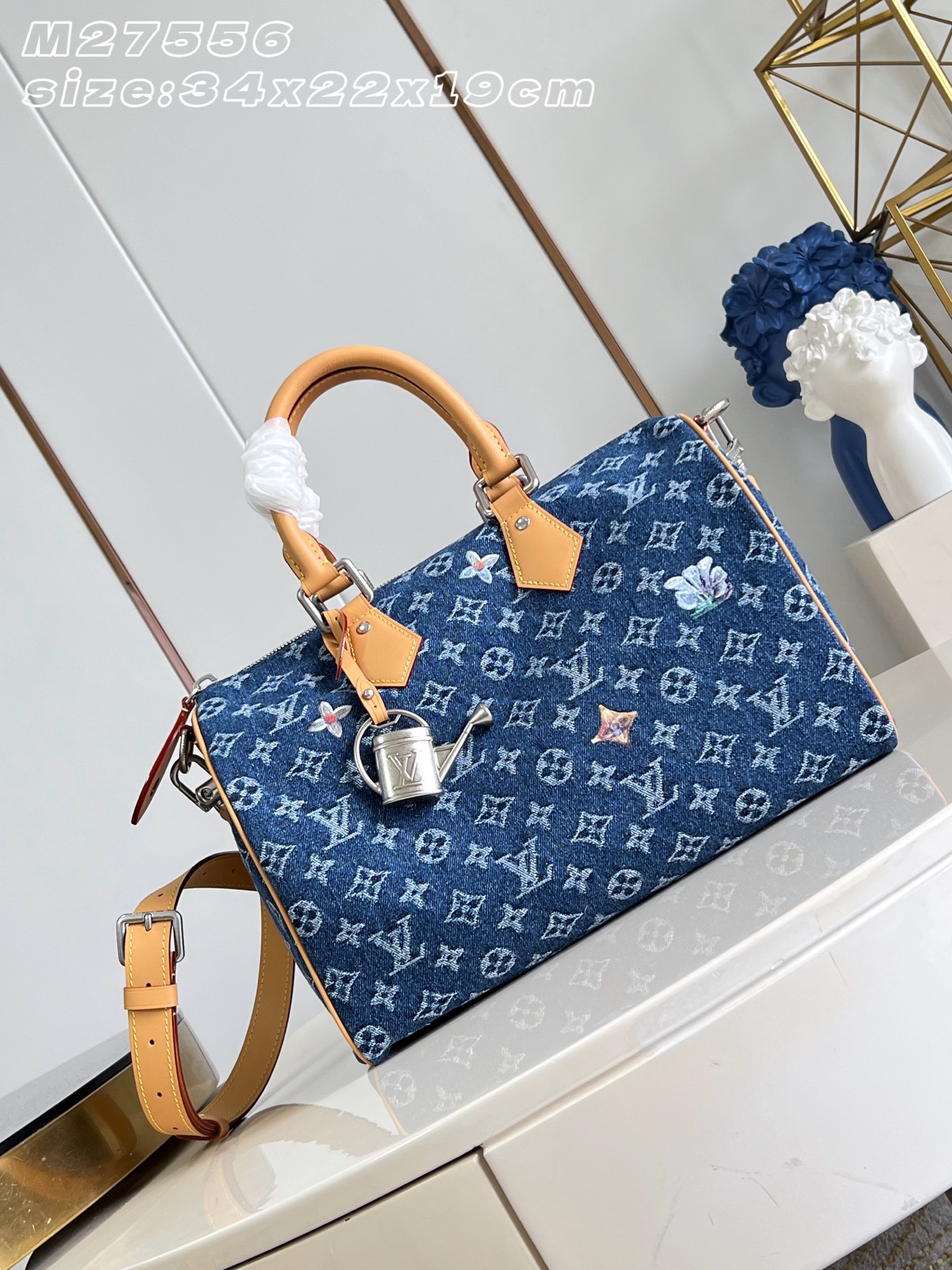 【顶级原单 M27556 】本款 Speedy 30 Bandoulière 手袋采用 Monogram 花卉丹宁布,为 【顶级原单 M27556 】本款 Speedy 30 Bandoulière 手袋采用 Monogram 花卉丹宁布,为