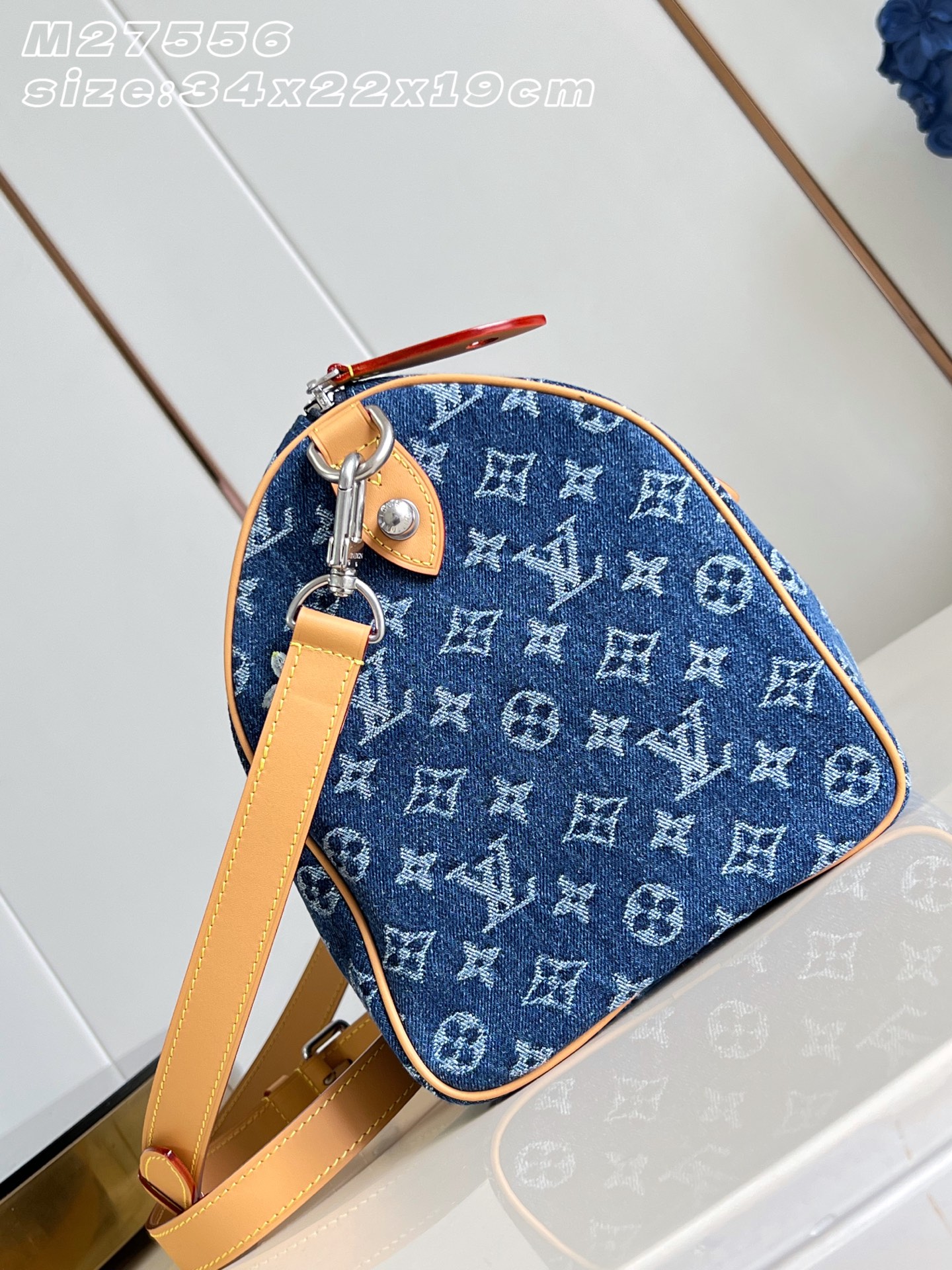 【顶级原单 M27556 】本款 Speedy 30 Bandoulière 手袋采用 Monogram 花卉丹宁布，为